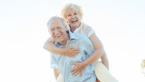 casal de pessoas da terceira idade sorrindo